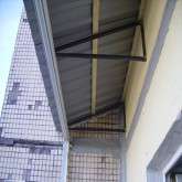 Крыша на балконе как просто защита от осадков. Установка крыши на балконе из оцинкованного профнатила