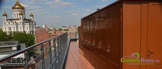 Шкафы-кабинки на крыше элитного дома в Москве